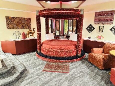 Asian romantic suite with jacuzzi & Fireplace